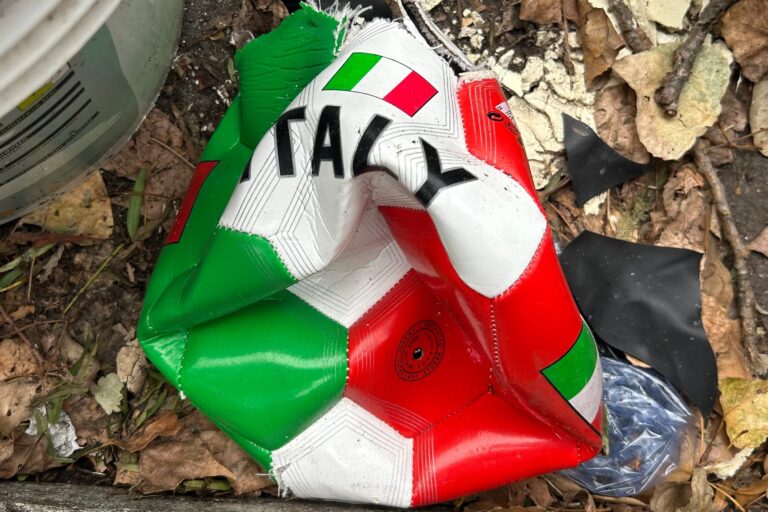 Afiche o bandera de la selección italiana de fútbol con un símbolo de desilusión.