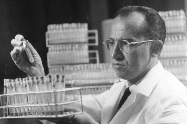 Retrato del Dr. Jonas Salk, desarrollador de la vacuna contra la poliomielitis.