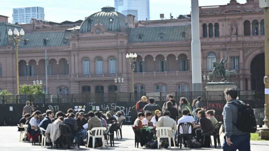 Concentración de trabajadores y docentes en la Plaza de Mayo durante una jornada de protesta.