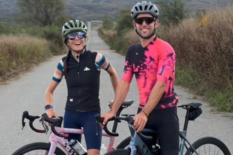Juana Viale y Yago Lange posan con sus bicicletas en un camino de montaña en San Luis.