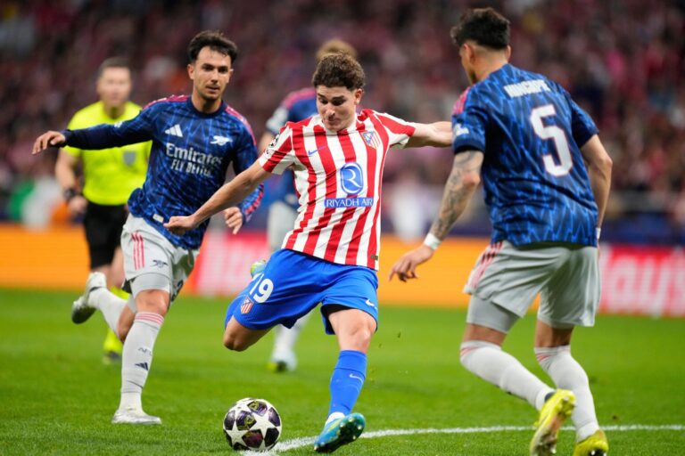 Julián Álvarez lesionado en el partido de Champions League ante Arsenal