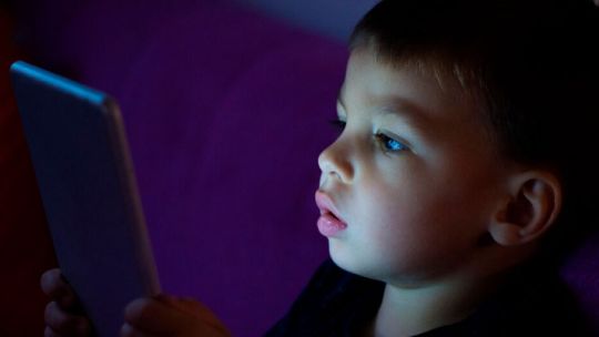 Niña interactuando con juegos educativos de la plataforma Kids Sapiens en una tablet