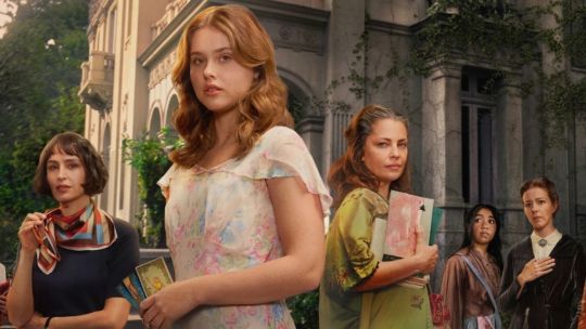 Póster promocional de la serie La casa de los espíritus en Prime Video, con los personajes principales