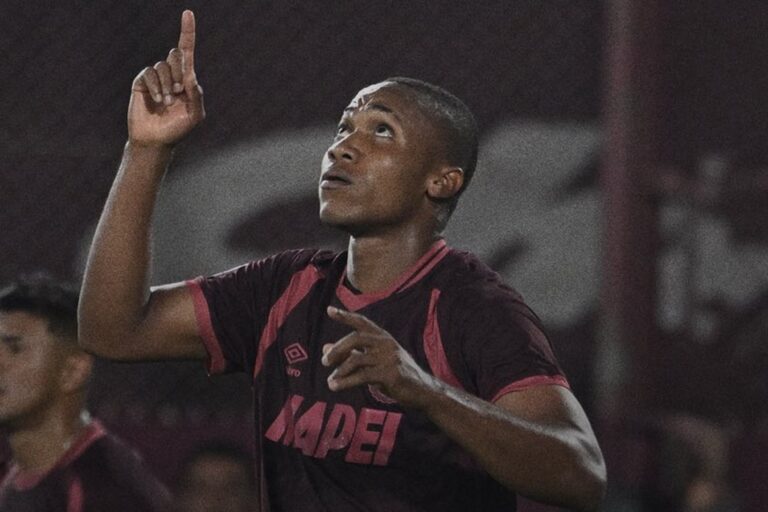 Jugadores de Lanús celebrando el gol de Yoshan Valois ante Banfield en el estadio.