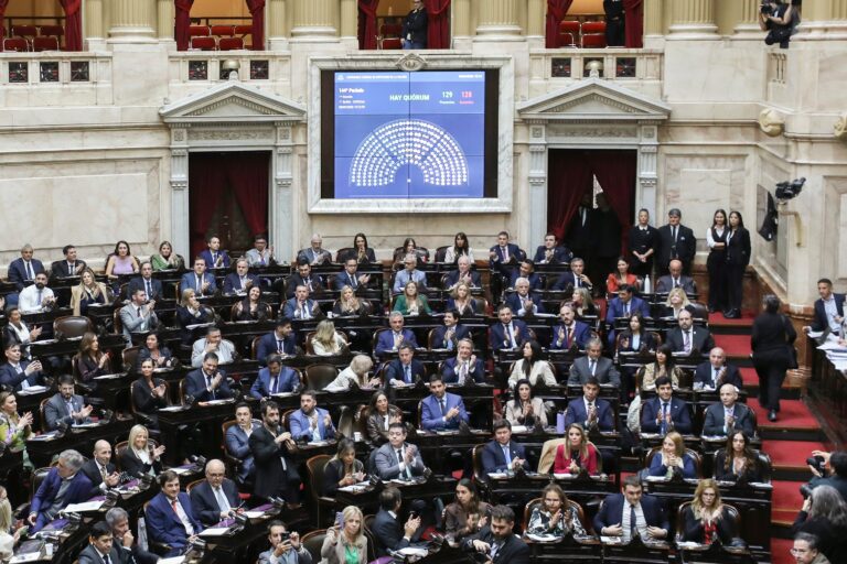 Diputados debatiendo en el recinto sobre la Ley de Glaciares