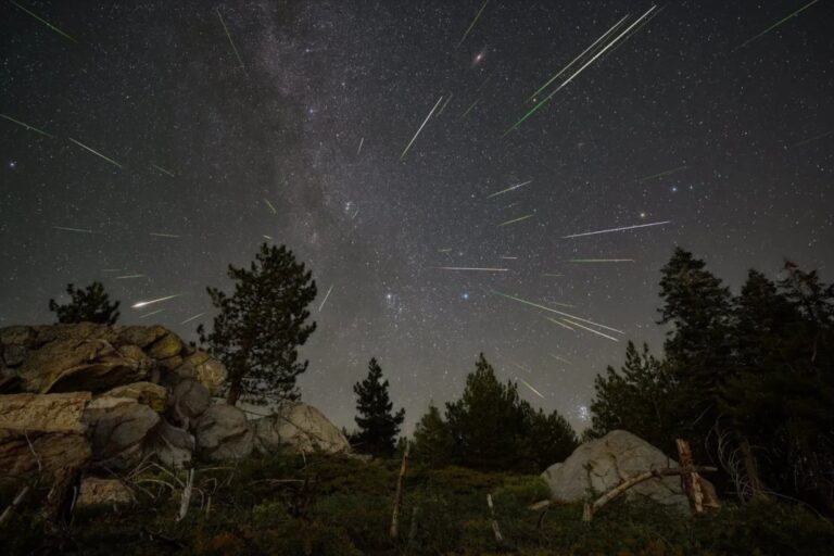 Ilustración de estrellas fugaces o meteoros cruzando un cielo nocturno estrellado.