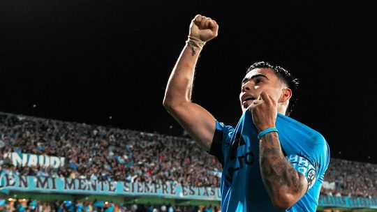 Lucas Zelarayán, jugador de Belgrano, con la pelota en un partido del Torneo Apertura.