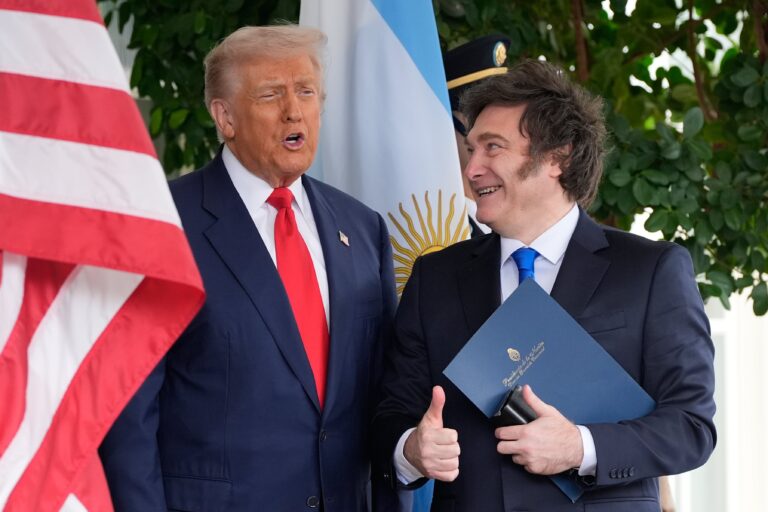 Mapa de las Islas Malvinas con banderas de Argentina y Reino Unido