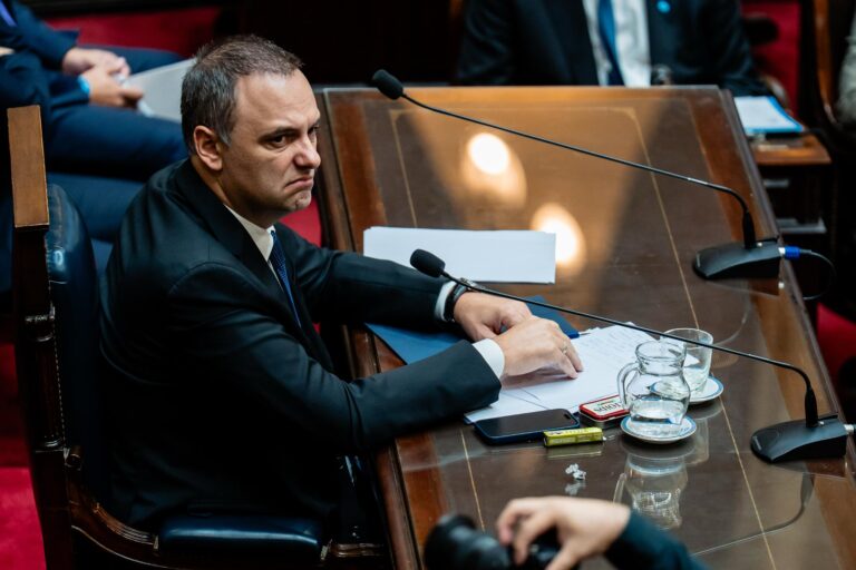 Manuel Adorni durante su exposición en la Cámara de Diputados