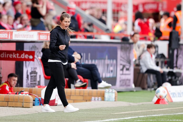 Marie-Louise Eta, entrenadora del Union Berlin, en el banquillo durante su debut en la Bundesliga.
