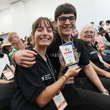 Retrato de Martina Talamona, joven argentina programadora de robots.
