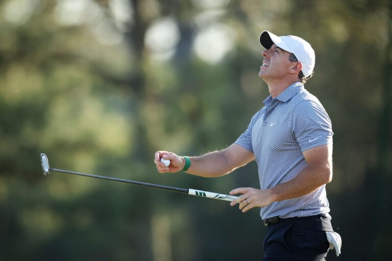 Rory McIlroy y Cameron Young durante la tercera ronda del Masters de Augusta en el campo de golf Augusta National.