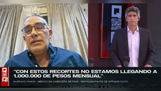 Médicos en consultorio analizando documentos, en el contexto del conflicto con el PAMI.