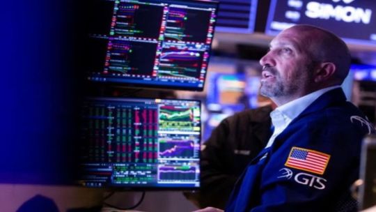 Gráfico de evolución del índice Merval en una pantalla de trading, representando la lateralización del mercado.