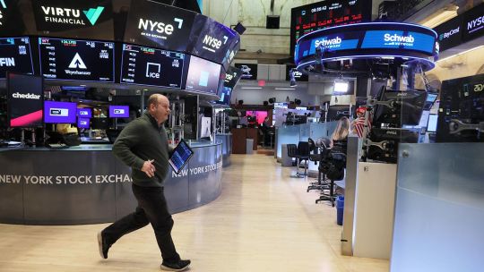 Gráfico de evolución del S&P Merval y pantallas con cotizaciones de bonos y acciones.