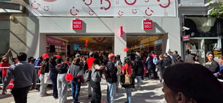 Fachada del primer local de Miniso en la Argentina, ubicado en Florida 643, Buenos Aires