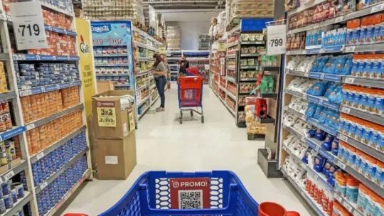 Ministro Javier Rodríguez durante una entrevista analizando el consumo y los mercados bonaerenses.