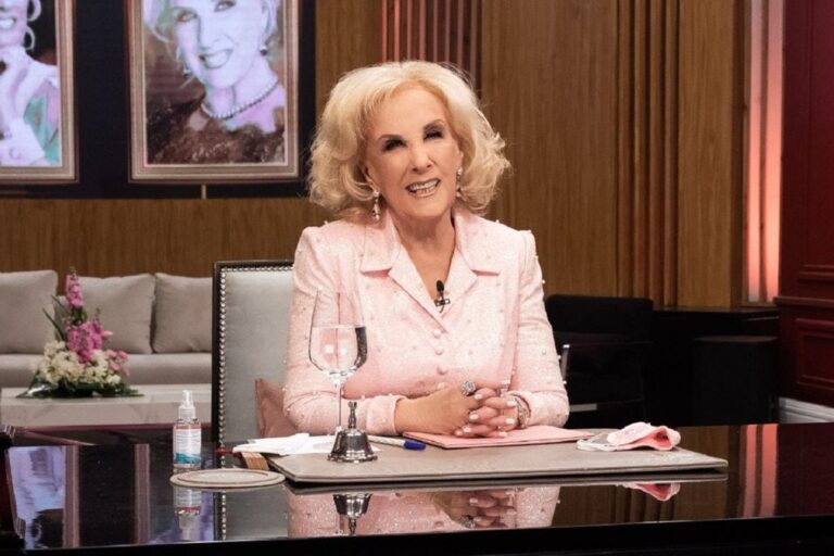 Mirtha Legrand sonriente en su programa televisivo
