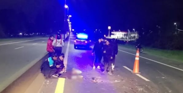 Accidente de moto en la Autopista Buenos Aires-La Plata, tráfico congestionado