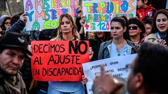 Manifestantes concentrados en la Plaza San Martín de Córdoba durante la movilización por la reforma en discapacidad.