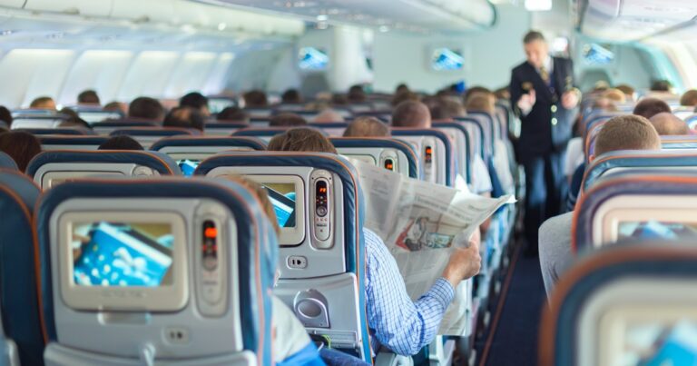 Avión de Caribbean Airlines en vuelo, ilustración de la noticia sobre un nacimiento a bordo.