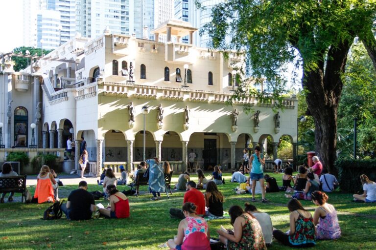 Fachada de un edificio histórico en Buenos Aires, posible sede del Museo del Humor.