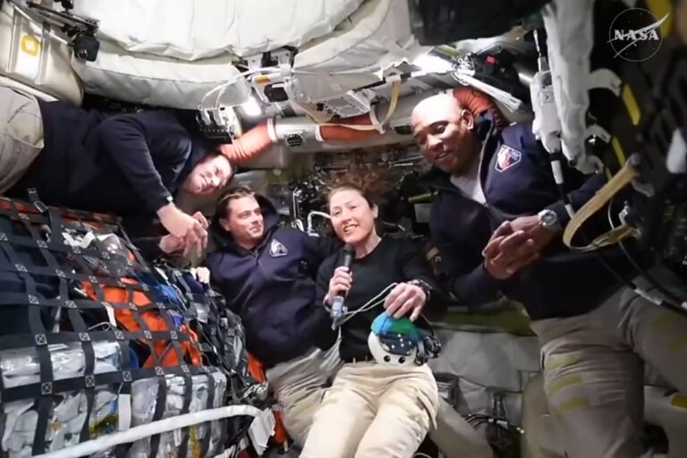 Fotografía de la Tierra tomada desde la nave espacial de la misión Artemis II de la NASA, mostrando el planeta en el espacio.