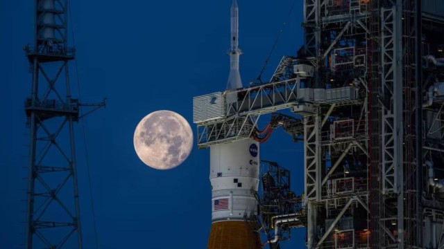 Ilustración del cohete SLS de la NASA en la plataforma de lanzamiento para la misión Artemis a la Luna.