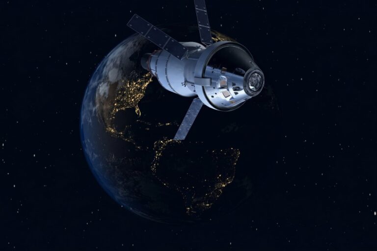 Ilustración de la nave Orion de la NASA en su trayectoria hacia la Luna, con la Tierra de fondo.