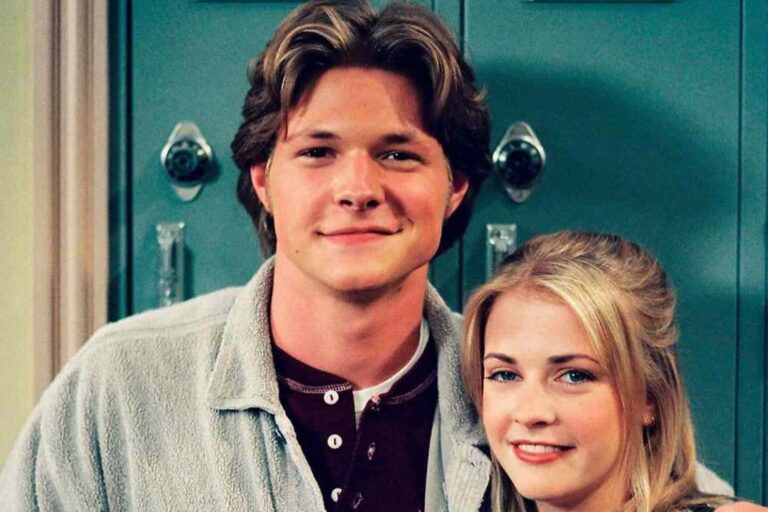 Nate Richert, Melissa Joan Hart y Beth Broderick posan juntos en una reunión del elenco de 'Sabrina, la bruja adolescente'.