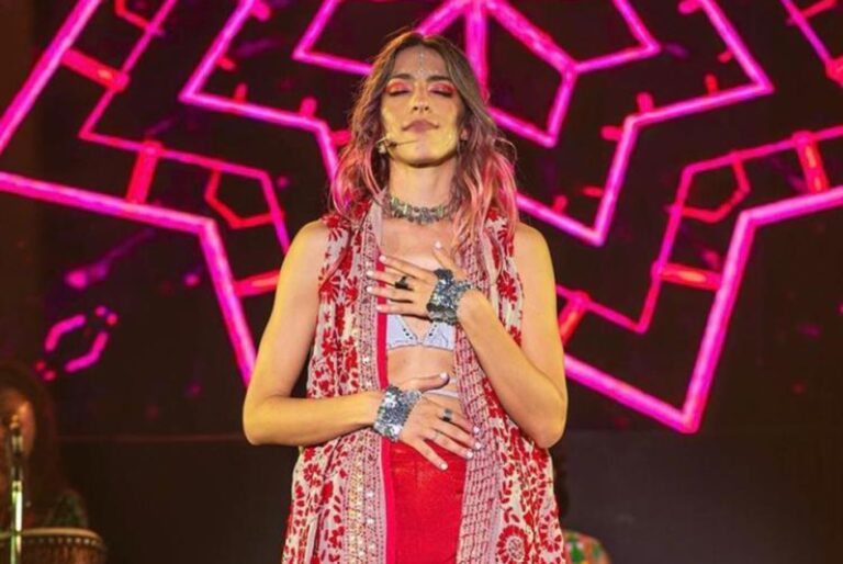 Naty Franz, gurú del tapping, sonriendo mientras explica la técnica de liberación emocional