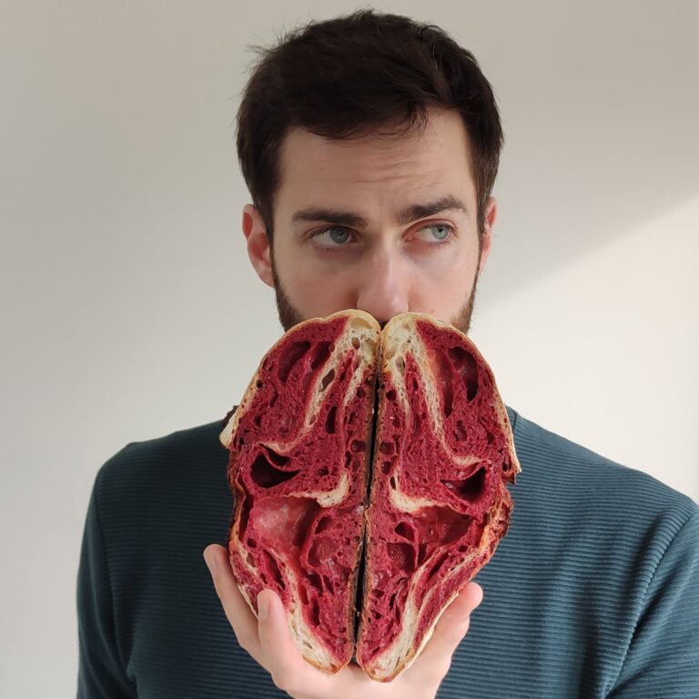 Nikolaos Chandolias muestra una hogaza de pan artístico con pigmentos naturales en su taller.
