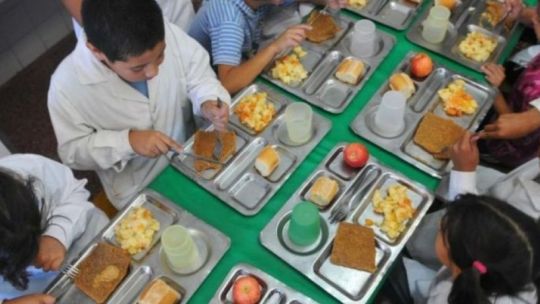 Estudiantes recibiendo alimentos en un comedor escolar del programa PAICOR en Córdoba.