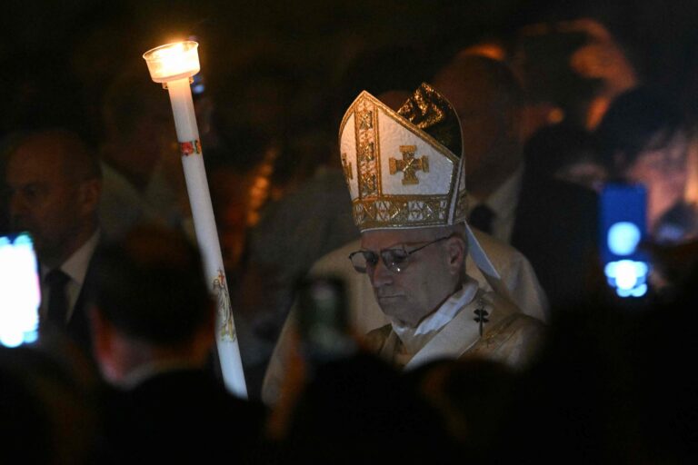 El papa León XIV durante la celebración de la Vigilia Pascual en la Basílica de San Pedro, Vaticano.