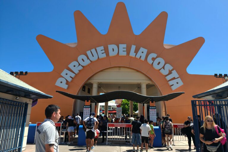 Vista aérea del Parque de la Costa en Tigre, mostrando sus atracciones y el río.