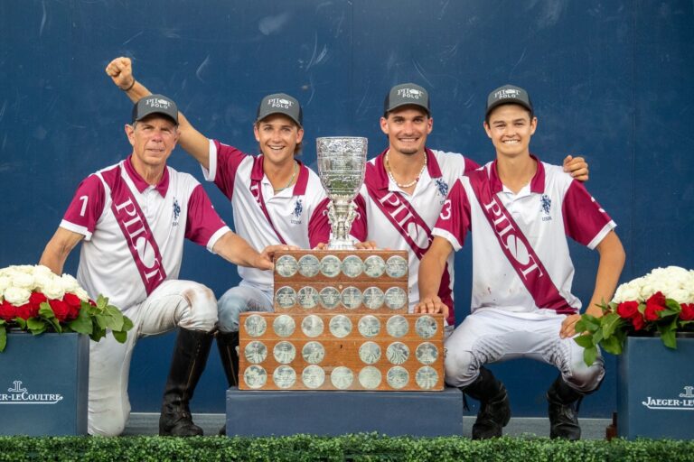 Camilo Castagnola celebrando con el trofeo del US Open en Palm Beach