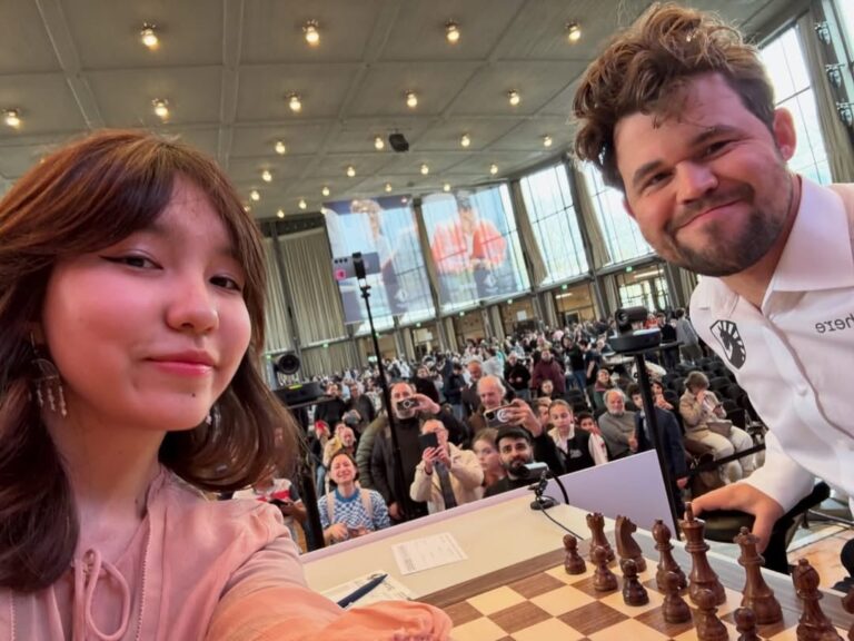 Magnus Carlsen y Alua Nurman posan para una selfie durante el Grenke Chess Festival, antes de su partida de ajedrez.