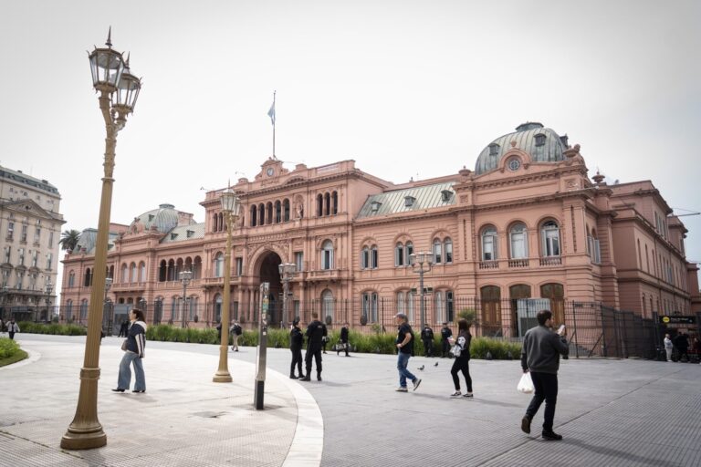 Fachada de la Casa Rosada con vallas de seguridad