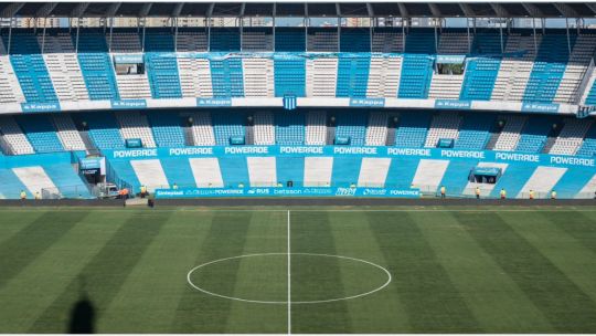 Vista aérea del Estadio Presidente Perón de Racing Club en Avellaneda, con el cielo parcialmente nublado.