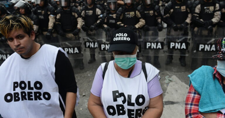 Manifestantes en un corte de ruta durante la protesta por el programa Volver al Trabajo
