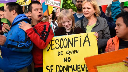 Personas con discapacidad en Argentina marchando por sus derechos frente al Congreso