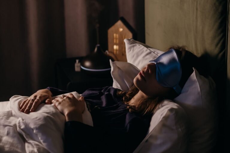 Persona cerrando la puerta de su dormitorio antes de dormir