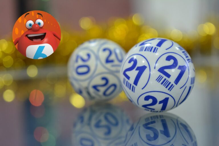 Boleto del Quini 6 con números marcados y fondo de fichas de casino