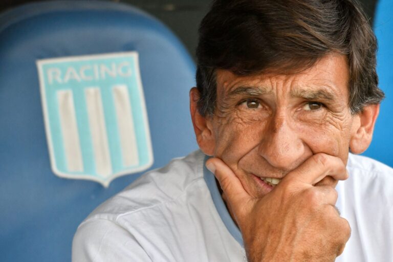 Jugadores de Racing Club en acción durante un partido de Copa Sudamericana.