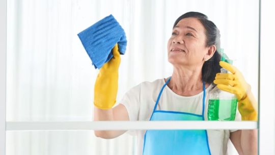Empleada doméstica realizando tareas de limpieza en un hogar