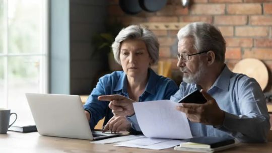 Persona consultando documentos de jubilación en una computadora