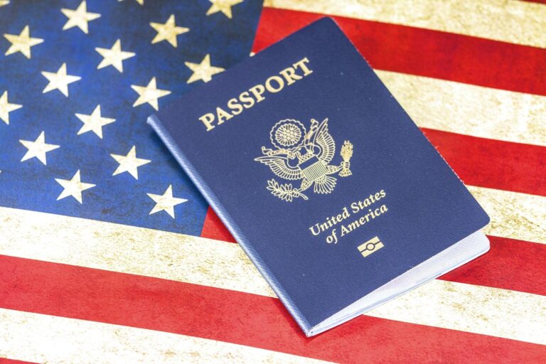 Pasaporte abierto junto a un sello de ingreso a Estados Unidos