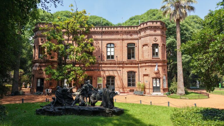 Vista exterior de la casona del Jardín Botánico Carlos Thays, con su característico estilo de castillo inglés revestido en ladrillos rojizos