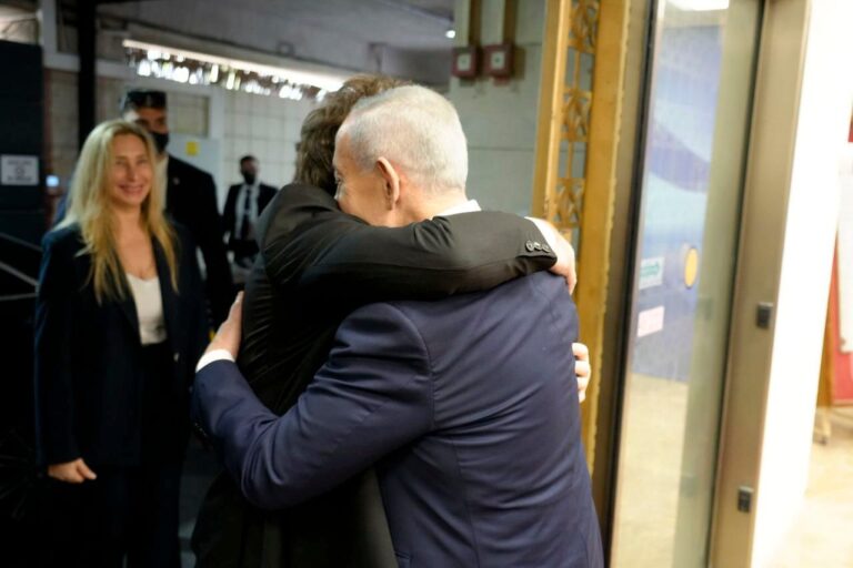 Presidente argentino y primer ministro israelí durante reunión oficial