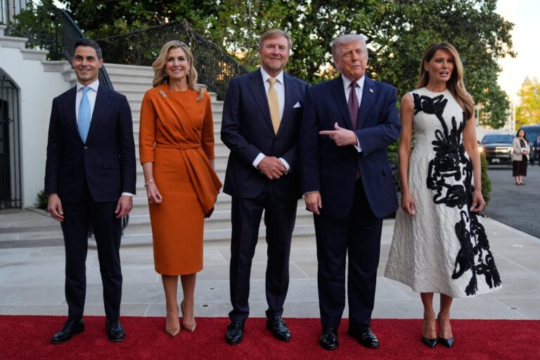 Los reyes Guillermo Alejandro y Máxima de Países Bajos saludan al presidente Donald Trump en la Casa Blanca.